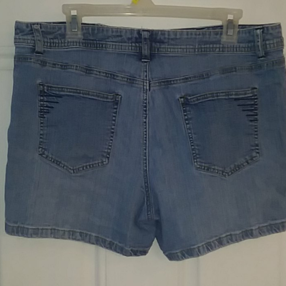 Shorts - Picture 3 of 4